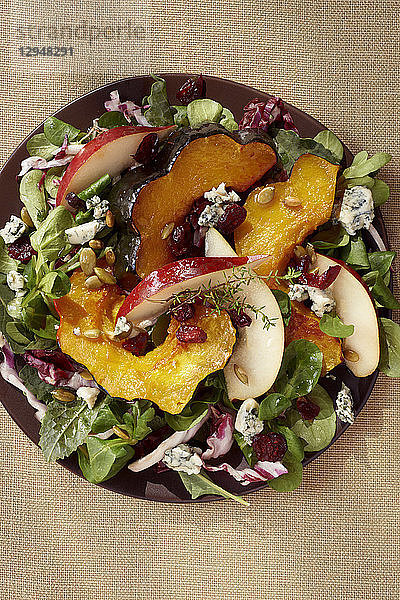Herbstlicher Salat mit Kürbis  Birne und Blauschimmelkäse