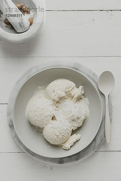 Vanille-Kokosnuss-Eis mit Kokosraspeln