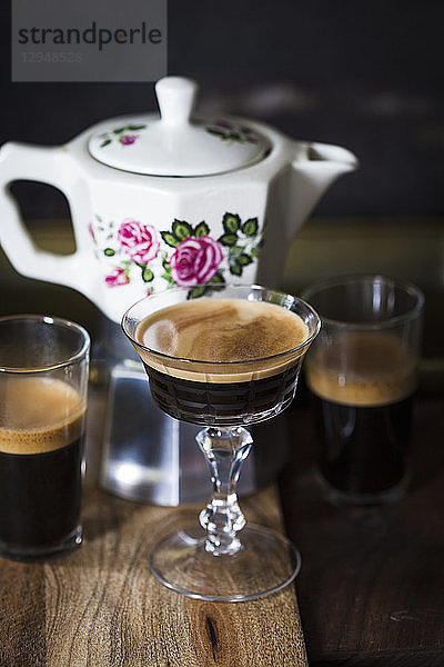 Kaffee serviert in einer alten Kaffeemaschine mit Gläsern
