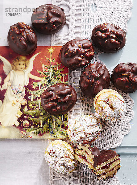 Ovale Walnuss-Himbeer-Kekse mit Marmelade und Schokoladenglasur