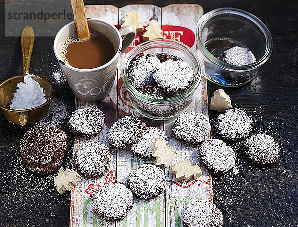 Snow Caps: dunkle Schokoladenkekse mit Puderzucker zu Weihnachten und eine Tasse Kaffee