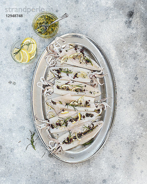 Frischer Tintenfisch aus der Adria mit Zitronen und Marinade