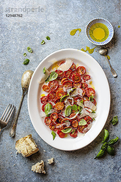 Salat aus getrockneten Tomaten aus dem Ofen mit Olivenöl  Parmesan und Basilikumblättern
