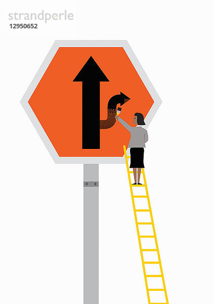 Geschäftsfrau auf einer Leiter ändert die Richtung eines Pfeils auf dem Verkehrsschild
