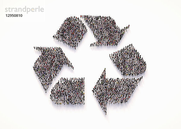 Draufsicht einer Menschenmenge  die das Recycling-Symbol bildet