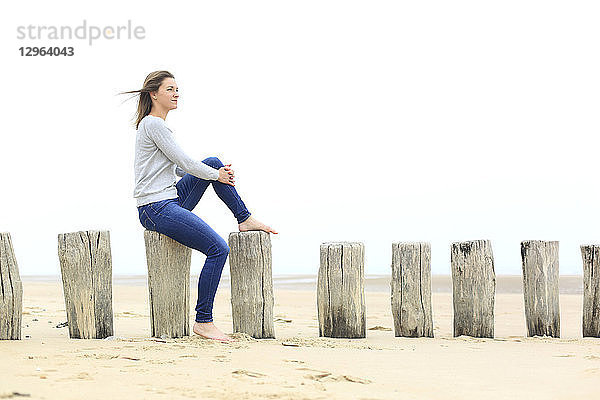 Junge Frau am Strand. Ausbrennen