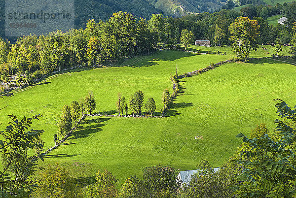 Frankreich  Pyrenäen-Nationalpark  Region Okzitanien  Val d'Azun  Ouzoum-Tal bei Arbeost  Scheune