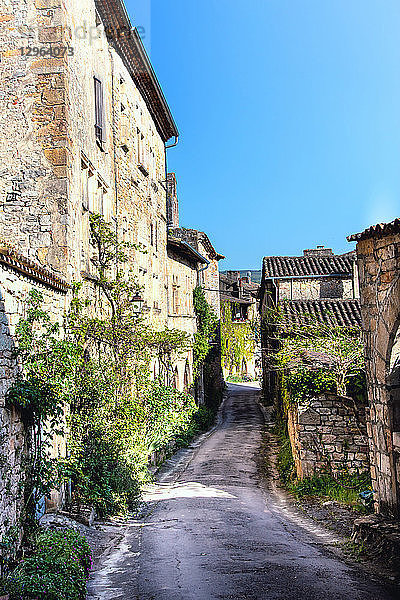 Gasse im Dorf Bruniquel  Tarn  Midi-Pyrenäen  Okzitanien  Frankreich