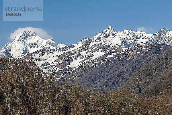 Frankreich  Regionaler Naturpark Pyrenäen Ariegeoises  verschneiter Mont Valier (2.838 Meter)