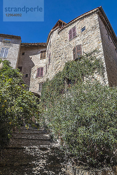 Frankreich  Provence-Alpes-Cote-d'Azur  Var  Gasse mit Treppe in Seillans (Plus Beaux Villages de France  eine Liste der Dörfer  die als les plus beaux (die Schönsten) in Frankreich bezeichnet werden)