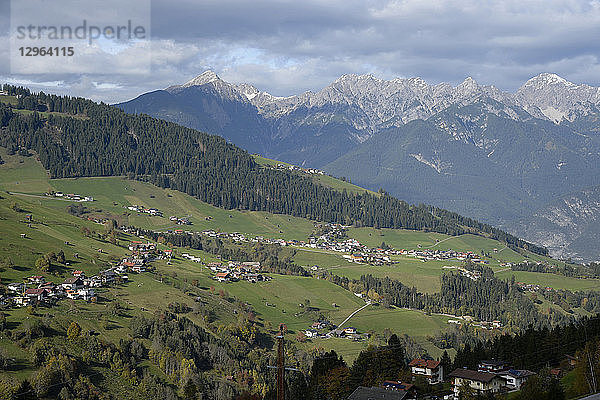 Österreich  Tirol  Sellraintal  Ortschaft St. Quirin  Blick auf die mit Häusern übersäten Almen  überragt von den Kalkbergen des Karwendelgebirges