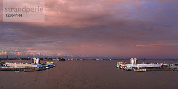 Russland  Kronstadt. St. Petersburger Damm. Der Komplex der St. Petersburger Hochwasserschutzanlage