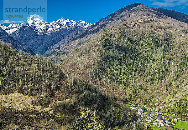 Frankreich  Regionaler Naturpark Pyrenäen Ariegeoises  Garbet-Tal  Spaziergang zum Schloss Mirabat  Blick auf den schneebedeckten Mont Valier (2.838 m)