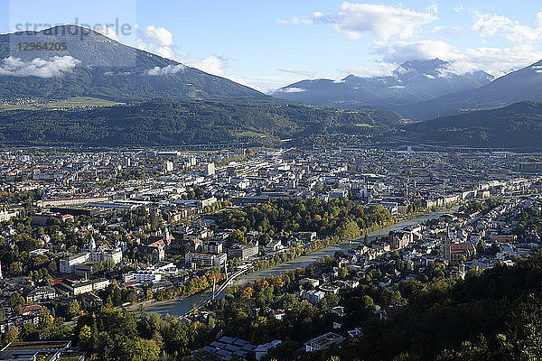 Österreich  Tirol Innsbruck   Blick von der Hungerburg auf die Stadt Innsbruck  überragt vom Patsherkofel