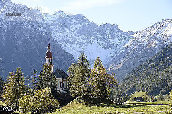 Österreich  Tirol  Obernberg die Barockkirche St. Nikolaus steht am Fuße des Gschnitzer Tribulaun