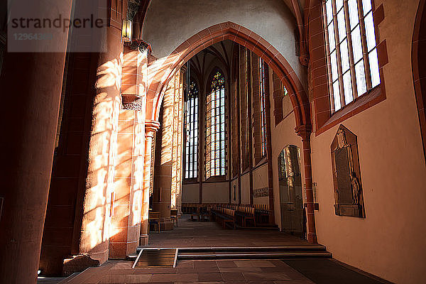 Innenraum des Heidelberger Münsters  Metropolregion Rhein-Neckar Heidelberg  Deutschland