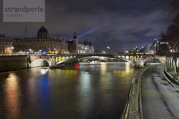 Frankreich  Paris  Voie George Pompidou  das rechte Seine-Ufer  an einem Winterabend.