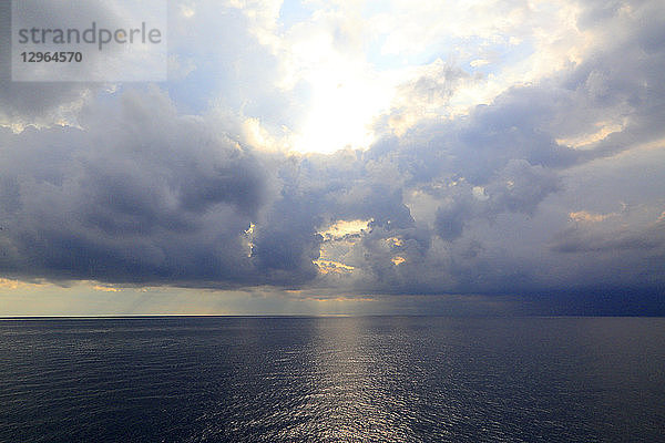 Meer und graue Wolken