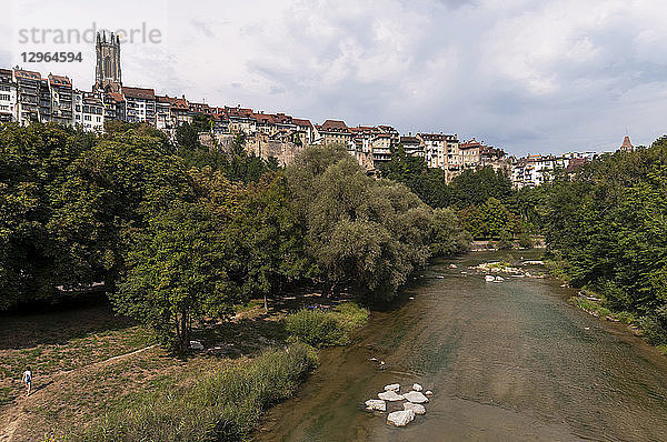 Schweiz  Kanton und Stadt Fribourg  Fluss Sarine am Fuße der Oberstadt