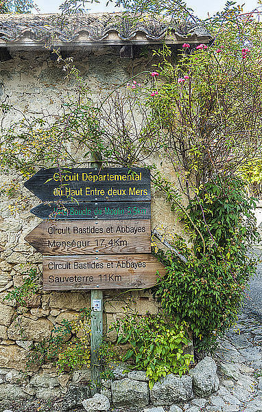 Frankreich  Gironde  in der Mitte der Region Entre-Deux-Mers  Castelmoron (kleinste Gemeinde Frankreichs)  Markierung von Wanderpfaden