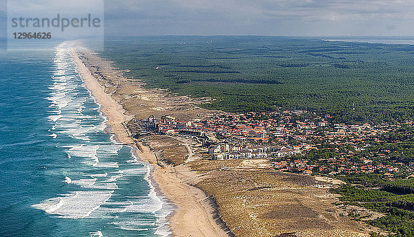 Frankreich  Gironde  Medoc bleu (Campingplatz)  Luftaufnahme von Lacanau-Ocean zwischen Atlantik und Kiefernwald