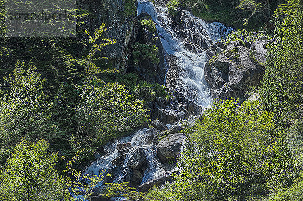 Frankreich  Pyrenäen-Nationalpark  Region Okzitanien  Val d'Azun  Doumblas-Wasserfall oberhalb des Suyen-Sees am Gave d'Arrens (Name bezieht sich auf reißende Flüsse  im Westen der Pyrenäen)