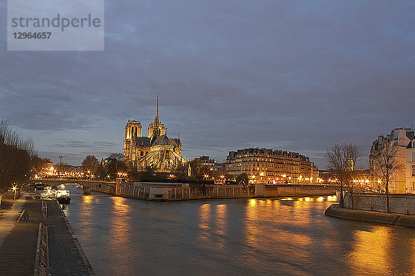 Frankreich  Paris  Ile de la Cite und das linke Seine-Ufer an einem Winterabend.