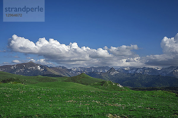 Frankreich  Aude  Blick auf die Pyrenäen und Dent d'Orlu von der Chioula-Hochebene  Nordisches Skigebiet von Chioula