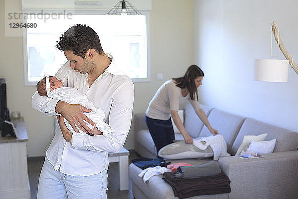 Baby bei den Eltern zu Hause