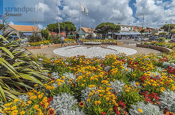 Frankreich  Gironde  Medoc bleu (Campingplatz)  Lacanau-Ocean  Kreisverkehr voller Blumen mit einer Uhr