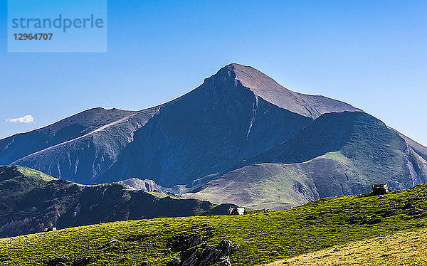 Frankreich  Pyrenäen Atlantiques  Baskenland  Iraty-Massiv  Jagdposten für Ringeltauben am Col de Bagardi (Bergpass)