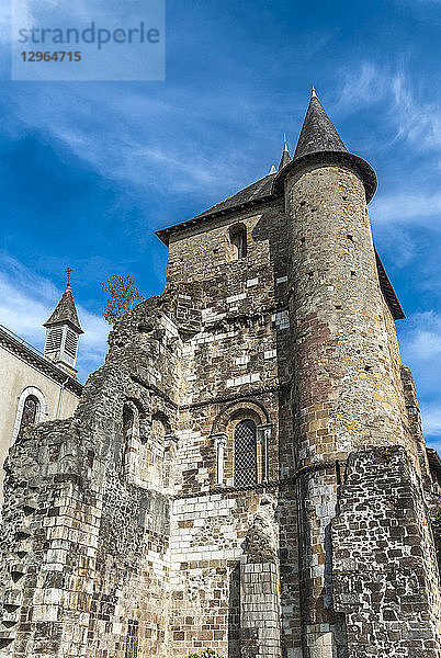 Frankreich  Region Okzitanien  Hautes-Pyrenees  St-Pe-de-Bigorre  Glockenturm der Kirche St. Pierre