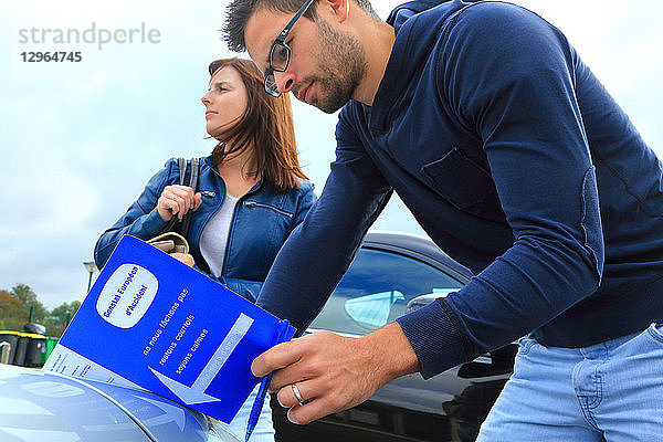 Frankreich  zwei Fahrer nach einem Unfall.