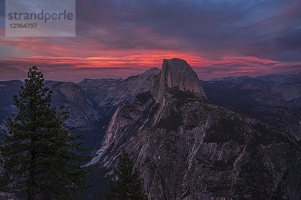 USA  Kalifornien  Yosemite National Park  Sonnenuntergang am Glacier Point  Blick auf Half Dome und Yosemite Valley