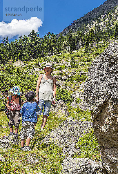Frankreich  Pyrenäen-Nationalpark  Val d'Azun  Frau mit ihren 6 und 4 Jahre alten Kindern auf einem Weg im Tal des gave d'Arrens (Name bezieht sich auf reißende Flüsse  im Westen der Pyrenäen)