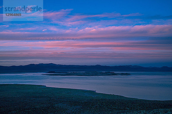 USA  Kalifornien  Mono Lake vom Panum Krater bei Sonnenuntergang