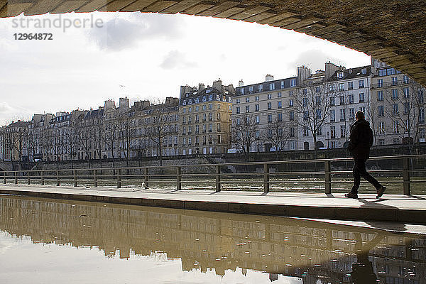 Frankreich  Paris  Departement 75  4. Arrondissement  Voie Georges Pompidou gegenüber der Île Saint-Louis  Rückgang des Wasserstands der Seine  Februar 2018.