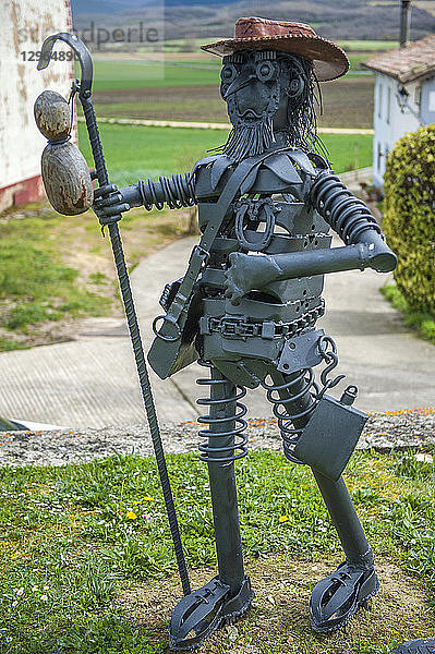Spanien  Autonome Gemeinschaft Baskenland  Provinz Alava  Argondona in der Umgebung von Vitoria-Gasteiz  Metallskulptur eines Pilgers auf dem Jakobsweg