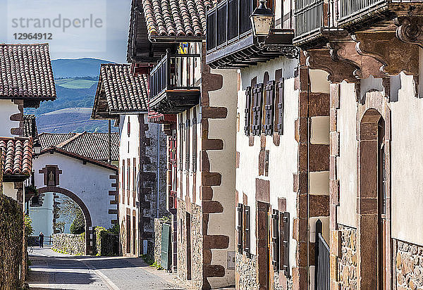 Spanien  Navarra  Baztan-Tal  Amaiur  Reihe traditioneller Landhäuser an der Hauptstraße (Jakobsweg)