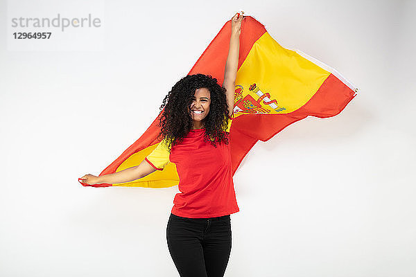 Porträt eines jungen Anhängers der spanischen Mannschaft  der die Nationalflagge trägt
