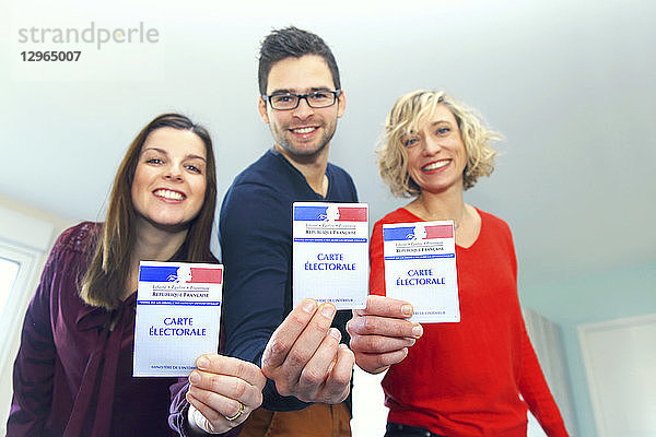 Französisch. Junge Erwachsene mit Wahlkarten