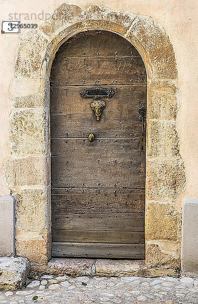 Frankreich  Provence-Alpes-Cote-d'Azur  Var  alte Holztür in Seillans (Plus Beaux Villages de France  eine Liste von Dörfern  die als les plus beaux (die schönsten) in Frankreich bezeichnet werden)