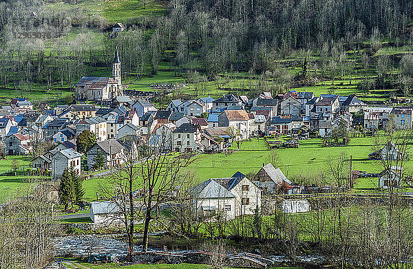 Frankreich  Regionaler Naturpark Pyrenäen Ariegeoises  Garbet-Tal  Dorf Oust