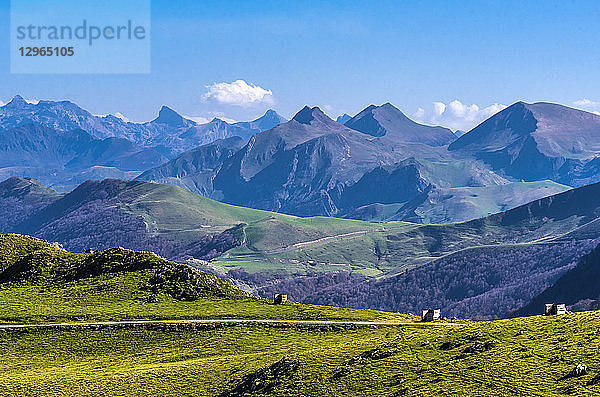 Frankreich  Pyrenäen Atlantiques  Baskenland  Iraty-Massiv  Jagdposten für Ringeltauben am Col de Bagardi (Bergpass)