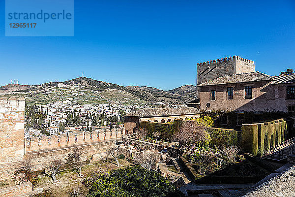Die Stadt Granada vom Nasridenpalast aus  Alhambra  Granada  Spanien