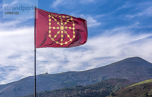 Spanien  Baskenland  Baztan-Tal  Fahne an der Stelle der befestigten Burg Amaiur (Jakobsweg)
