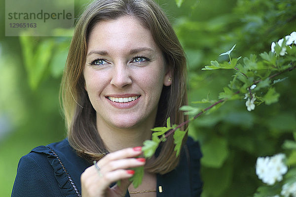 Junge Frau in der Natur