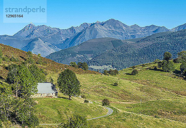 Frankreich  Pyrenäen-Nationalpark  Region Okzitanien  Val d'Azun  Straße des Col de Couraduque (Bergpass)  Almwiesen  Pan-Grat und Pic d'Arrouy im Hintergrund (1.522 Meter)