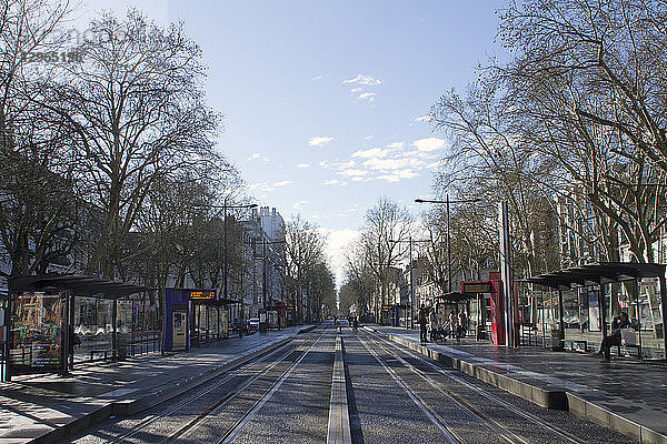 Frankreich  Tours  Departement 37  Avenue de Grammont  Straßenbahnschienen  Sonntagmorgen  Winter.