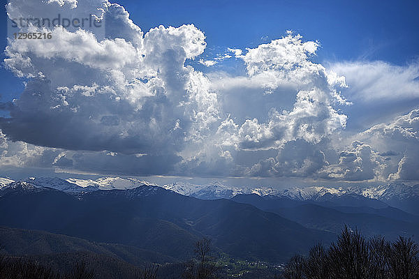Frankreich  Ariege  Blick über die Pyrenäen vom Col de la Crouzette  Valier-Massiv